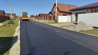 Дорожная служба асфальтирует улицу Черничную в микрорайоне Спутник