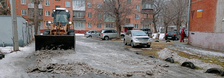 Работы по устранению гололеда и уборке снега продолжаются на территории района