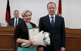 Губернатор Виктор Томенко вручил журналистам Алтайского края награды за лучшие творческие публикации