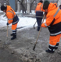 Дорожная служба  Барнаула очищает улицы от наледи, мокрого снега и гололеда