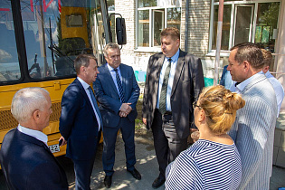 Вячеслав Франк поручил обеспечить подвоз детей из поселка Лесной в школы Новосиликатного