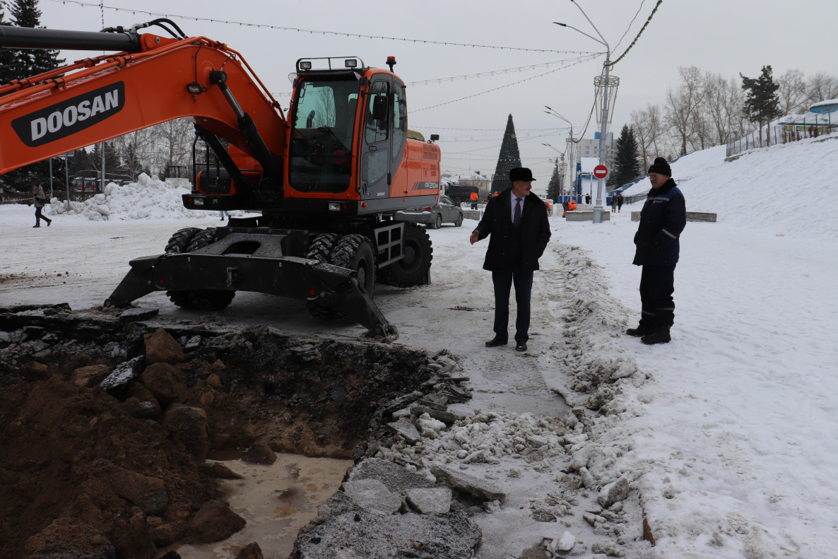 Специалисты барнаульского водоканала устраняют повреждение в районе  спортивного комплекса «Титов-Арена» БАРНАУЛ :: Официальный сайт города