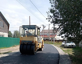 В частном секторе Барнаула на улице Придорожной выполняют устройство дорожного покрытия