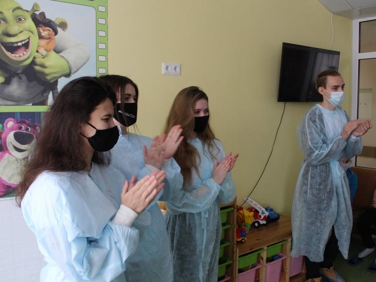 Барнаульские студенты-волонтеры поддержали маленьких пациентов краевого клинического центра охраны материнства и детства