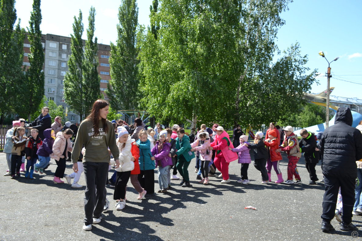 В микрорайоне Новосиликатный общественники поздравили маленьких жителей |  31.05.2024 | Барнаул - БезФормата