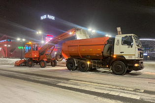 Дорожные службы Барнаула продолжают устранять снежный наст и очищать тротуары 