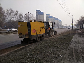 В Барнауле продолжается санитарная очистка городских дорог