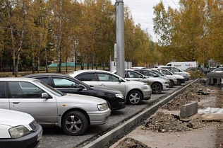 В Барнауле завершается обустройство парковки у детской поликлиники  № 9