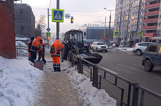 Дорожные службы Барнаула усилили работу по очистке пешеходных связей