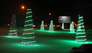 Улицы Центрального района Барнаула украшают к грядущим новогодним праздникам