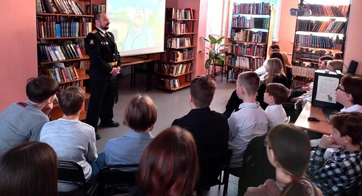 Старшеклассникам лицея №130 рассказали о воинской обязанности и высших военных учебных заведениях