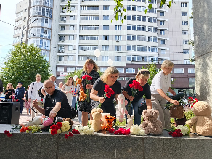В Барнауле прошла акция, посвященная памяти детей - жертв войны в Донбассе