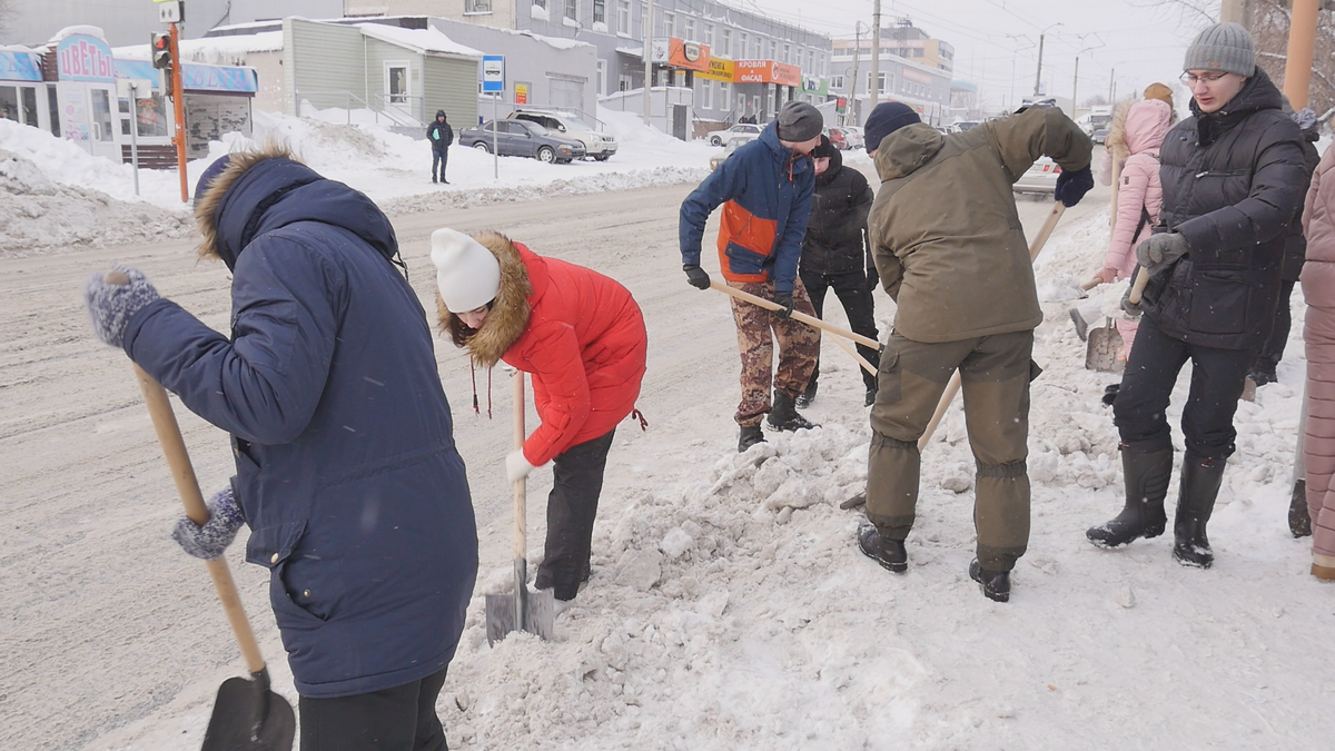 Около сотни барнаульских студентов вышли на городские улицы, чтобы помочь в  уборке снега БАРНАУЛ :: Официальный сайт города