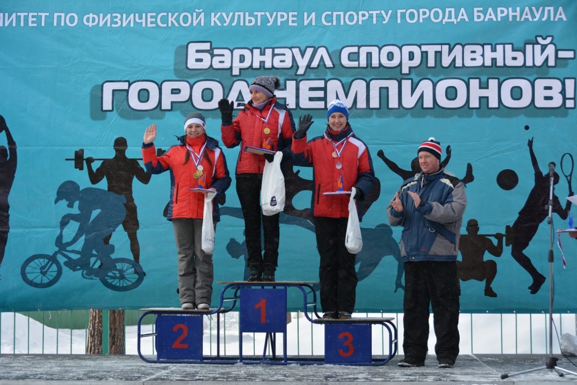 Барнаул спортивный. Зимняя лыжная спартакиада закрытие цветной дым. Картинки лыжной базы Стройгаз г.Барнаул внутри ворот.