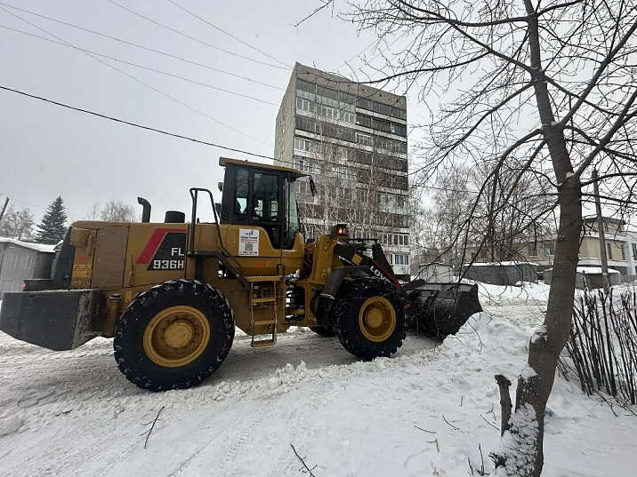 В условиях непогоды и обильных снегопадов в Ленинском районе продолжаются снегоуборочные работы