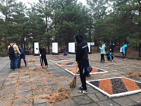 Активисты студотрядов навели порядок на памятных местах Барнаула