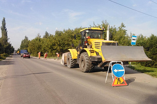 Барнаульские дорожники приводят в порядок участки вдоль дорог