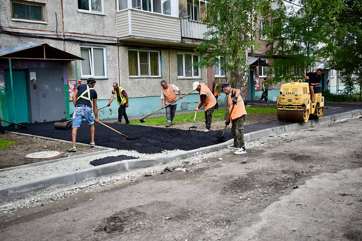 В Барнауле продолжаются работы по благоустройству дворов в рамках национального проекта «Инфраструктура для жизни»  