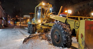 МБУ «Автодорстрой» ведет обработку дорог и тротуаров противогололедными средствами  