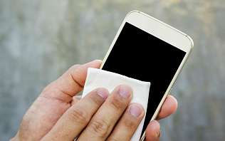 В Роспотребнадзоре напомнили о важности дезинфекции мобильных устройств