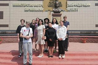 Для барнаульских подростков организовали экскурсию в Барнаульский юридический институт МВД России