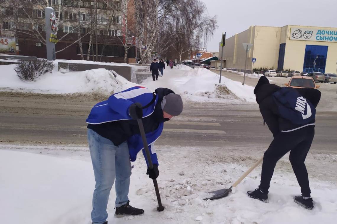 В Ленинском районе не прекращаются работы по очистке тротуаров и пешеходных  переходов | 17.12.2021 | Барнаул - БезФормата