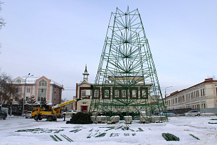 В Барнауле продолжают монтировать праздничную ель для будущего Новогоднего городка