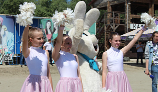 Праздничным концертом и заплывом в Барнауле открыли пляжный сезон