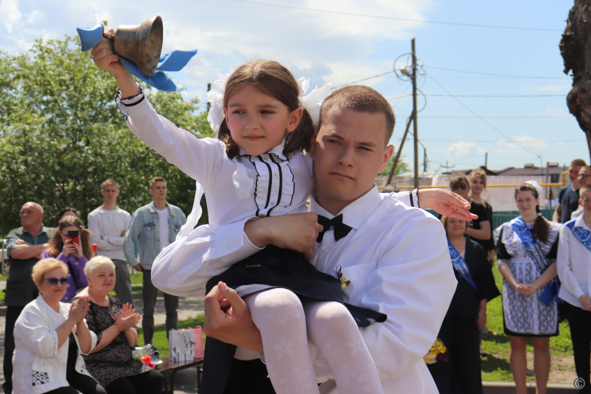 Последние звонки прозвучали в школах Железнодорожного района | 24.05.2024 |  Барнаул - БезФормата