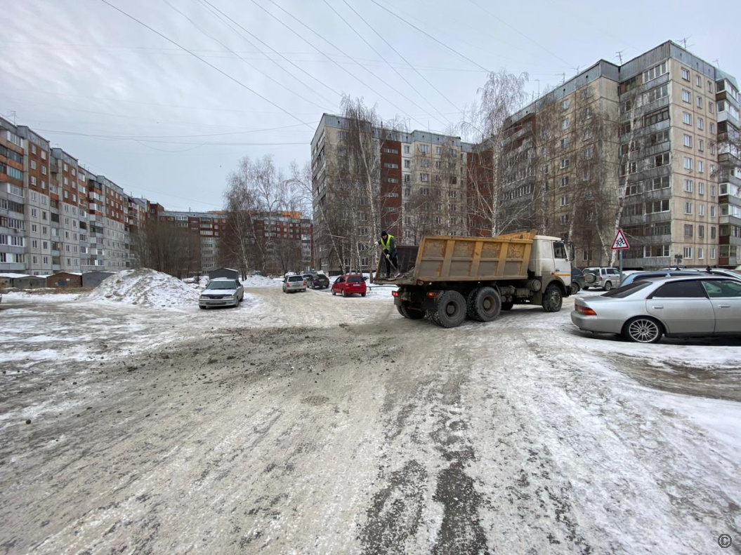 В Индустриальном районе продолжаются работы по обработке тротуаров  противогололедными средствами БАРНАУЛ :: Официальный сайт города