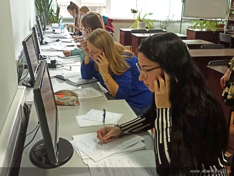 Барнаульские студенты работают в волонтерском кол-центре