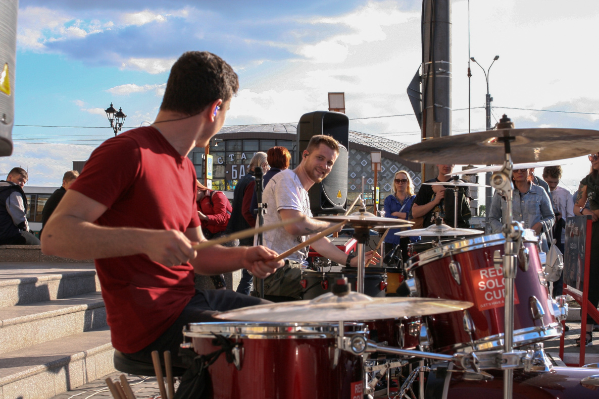 На набережной Оби барабанщики барнаульской школы игры на ударных дадут бесплатный концерт