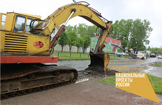 Земляные работы ведутся на улице Смородиновой на въезде в поселок Спутник в рамках нацпроекта «Безопасные качественные дороги»