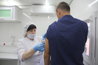 Вакцинироваться от новой коронавирусной инфекции и гриппа призывают жителей Барнаула