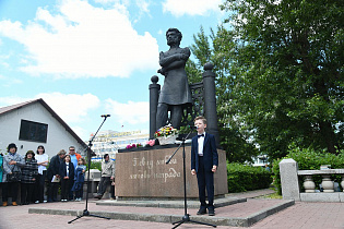 В день рождения Александра Пушкина барнаульцы прочли стихи у памятника поэту 