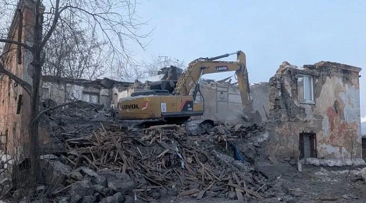 В Октябрьском районе начали снос аварийного дома на улице Хлебозаводской