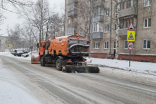 Дорожные службы продолжают чистку улиц Барнаула