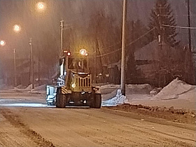Дорожная служба проводит работы по очистке улично-дорожной сети Барнаула