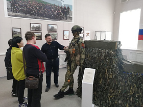 Для барнаульских ветеранов провели экскурсию по выставке Росгвардии в музее «Город»