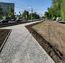 В Барнауле на Змеиногорском тракте по дорожному нацпроекту строят тротуары и велодорожку 
