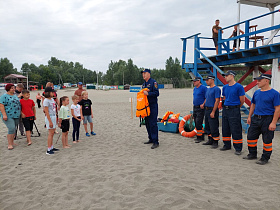 Барнаульские спасатели показали детям, как вести себя на водных объектах