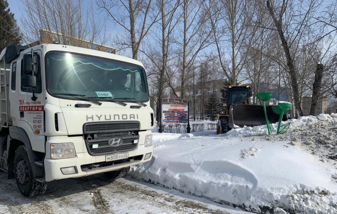 Администрацией Ленинского района продолжаются работы по очистке и вывозу  снега БАРНАУЛ :: Официальный сайт города