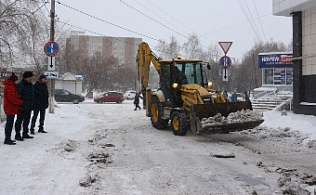 ﻿﻿В Барнауле продолжается контроль уборки снега во дворах и наледи с кровель
