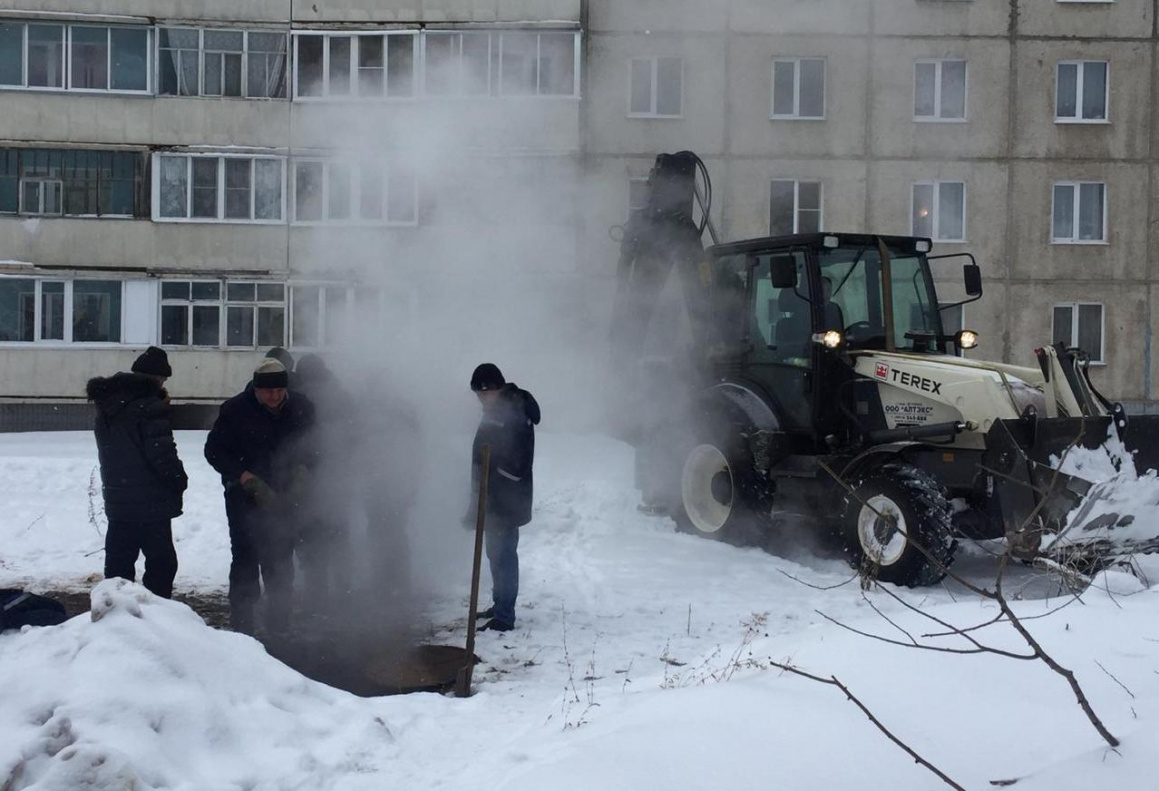 В барнаульском поселке Южный устраняют коммунальную аварию БАРНАУЛ ::  Официальный сайт города