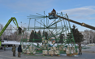 В Барнауле на площади Сахарова приступили к строительству новогоднего городка