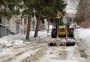 В Барнауле продолжается работа по очистке кровель, дворов, тротуаров и дорог от снега и наледи