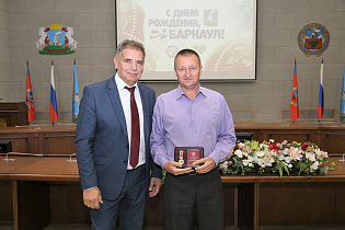 В преддверии Дня города жителям, внесшим наибольший вклад в развитие Барнаула, вручают награды
