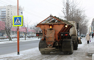 Дорожники в Барнауле продолжают очищать тротуары от наледи
