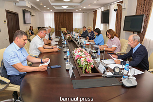 В администрации Барнаула состоялось заседание городской комиссии по оказанию помощи семьям участников СВО