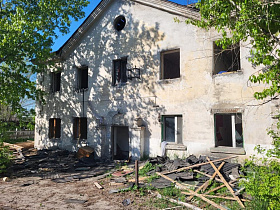 В Железнодорожном районе Барнаула сносят аварийный дом